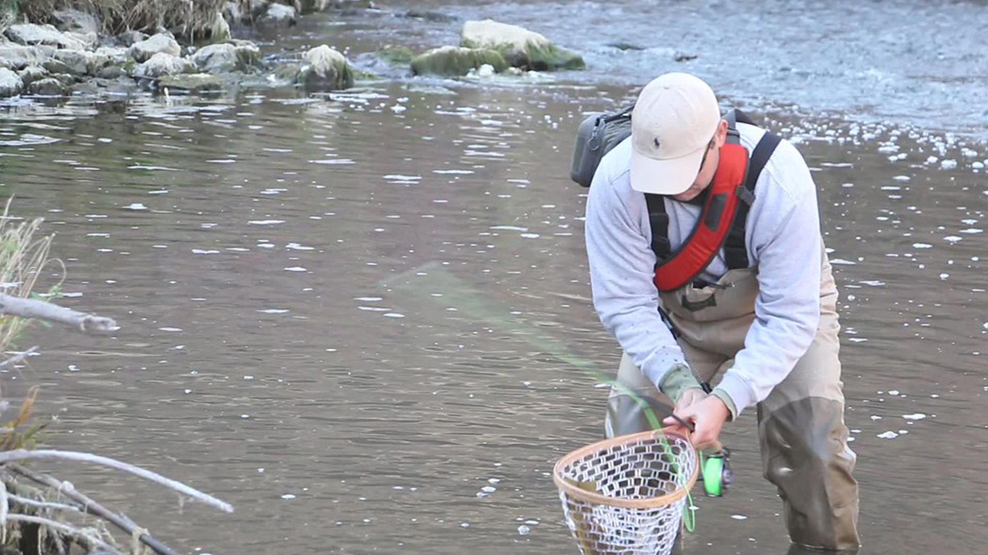You are currently viewing Ways To Carry a Fly Fishing Net | Expert Guide 2024