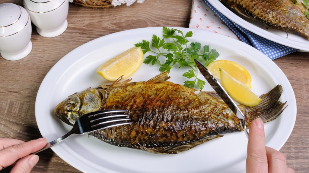 Are there side effects of eating fish head?